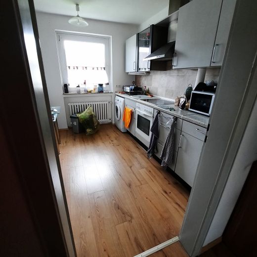 Hermoso y tranquilo piso de 3 habitaciones con balcón en Afferde – Küche