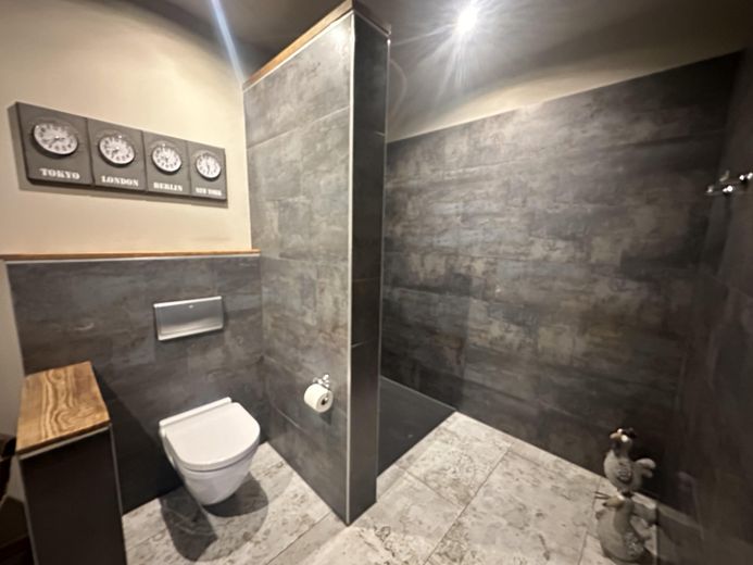 Wohnen wie im Urlaub: Mediterraner Bungalow in Blankenfelde-Mahlow – WC und Dusche EG