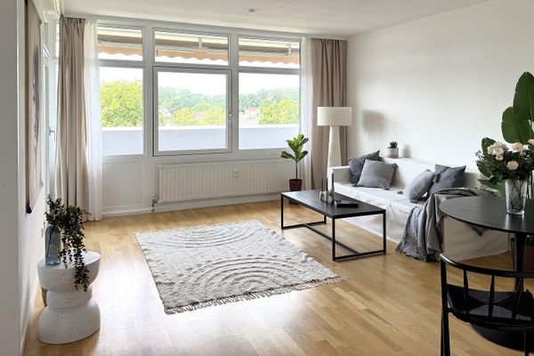 PROVISIONSFREI | Modernisierte 2-Zimmer-Wohnung mit Fernblick, großem Balkon & Einzelgarage