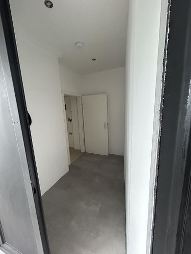118 m² a 1.003 € di canone netto – solo 16–18 min da Düsseldorf – 4° piano senza ascensore – Entree