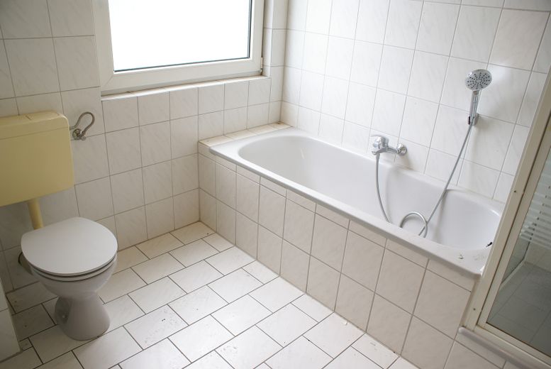 Dortmund-Kirchlinde’de güney balkonlu güzel, yenilenmiş 2 odalı daire 1.11.26 tarihinden itibaren kiralık – Badewanne und Duschkabine