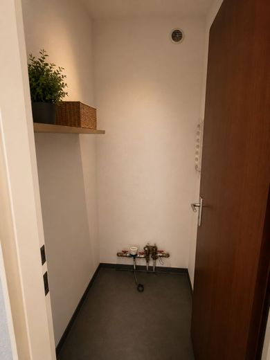 RESERVIERT! Zentral gelegene Erdgeschosswohnung mit Balkon, moderner Küche und renoviertem Bad – Abstellraum