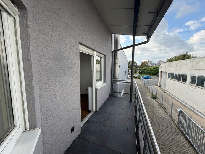 Przestronne mieszkanie z balkonem i tarasem w Troisdorf – Balkon an Küche