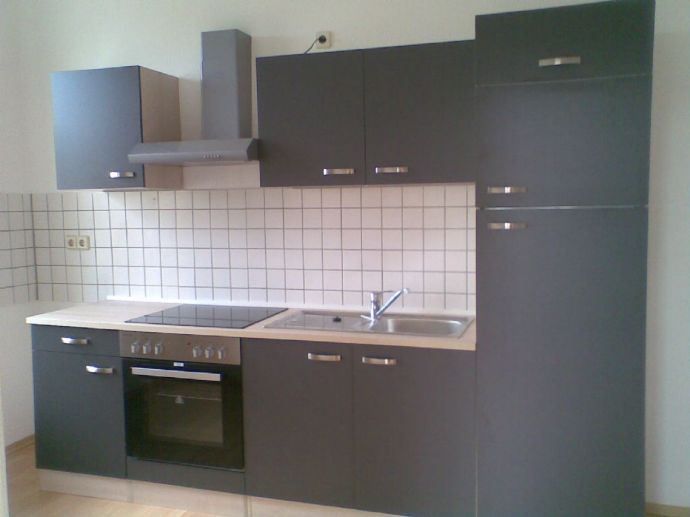 *** Großzügige WG 2-Zimmer mit Wannenbad, Einbauküche und Laminat im Zentrum *** – 2.OG mi