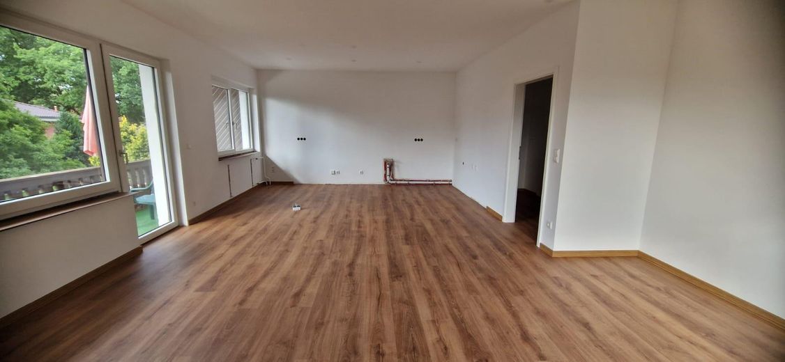 Lujoso apartamento de 2 habitaciones completamente renovado con balcón orientado al sur y vistas al jardín – Wohnzimmer