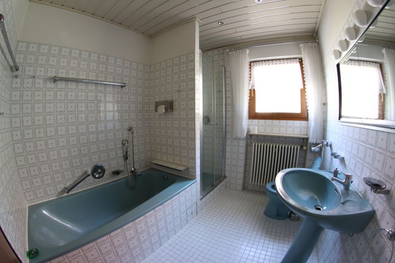 Idealny na czas emerytury: parterowy, wolnostojący dom jednorodzinny o powierzchni 100+90m² na działce o powierzchni 387 m² (kupno) – EG: Bad