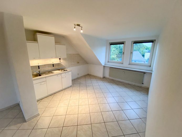 Prachtig appartement op de zolderverdieping met grote loggia, parkeerplaats in rustige ligging en ca. 6 % rendement – Küchenbereich (damalige Küche)