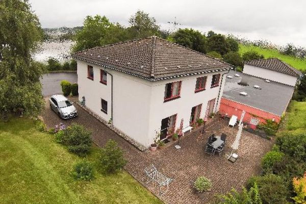 Firmensitz Wohnen+Arbeiten Einfamilienhaus 220 m² +2 Nebengebäude Gewerbe 750 m² Grundstück 5049 m²