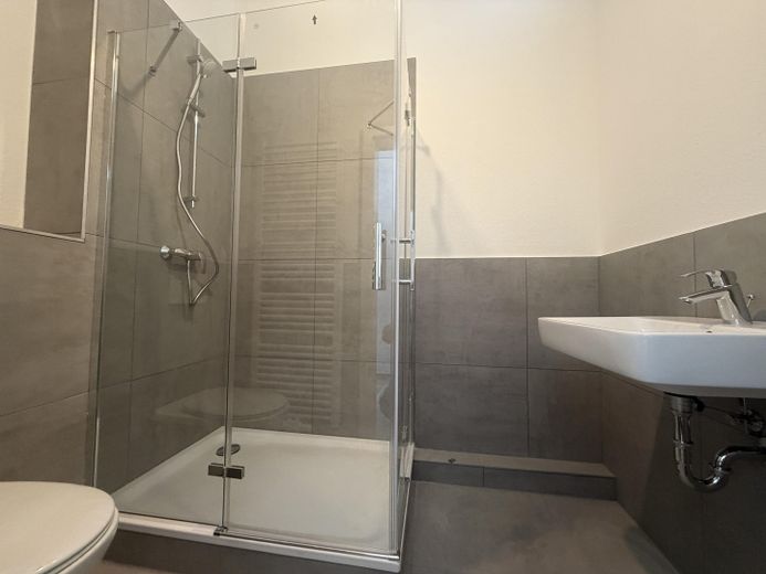 *First occupancy* Completely renovated 3-room period apartment on Bergerstraße with fitted kitchen and balcony – Badezimmer