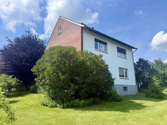 Viel Raum für Ideen: Zweifamilienhaus mit großem Garten, Garagen und Nebengebäude in Gohfeld – Garten ums Haus