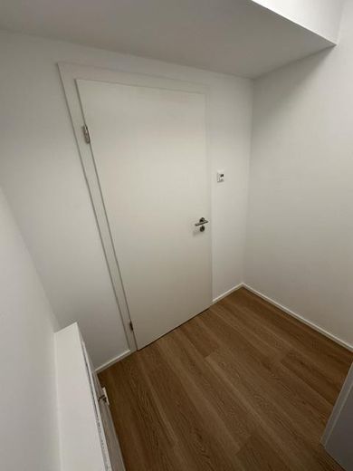 Neubau - Erstbezug - Niedrigenergiehaus - 1 ZW inkl. EBK, Stellplatz, Terrasse ca. 45m² Wfl. – Abstellkammer