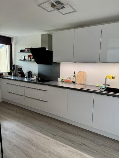 Modernisierte 2-Zimmer-Wohnung mit Balkon, Einbauküche und Tiefgaragenstellplatz – Küche