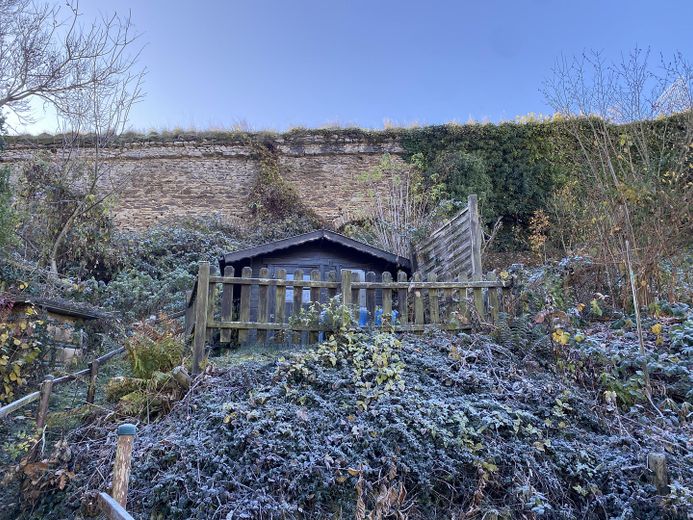 Gartenhaus mit Stadtmauer