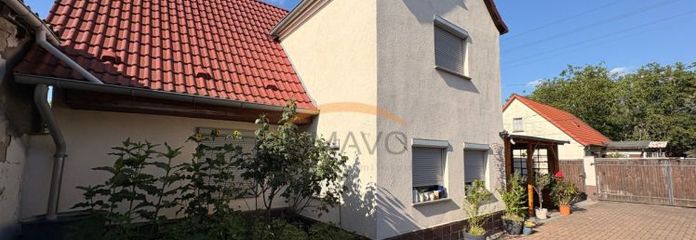 Casa unifamiliare adatta alle famiglie con grande terreno, camino, edifici annessi e molto potenziale
