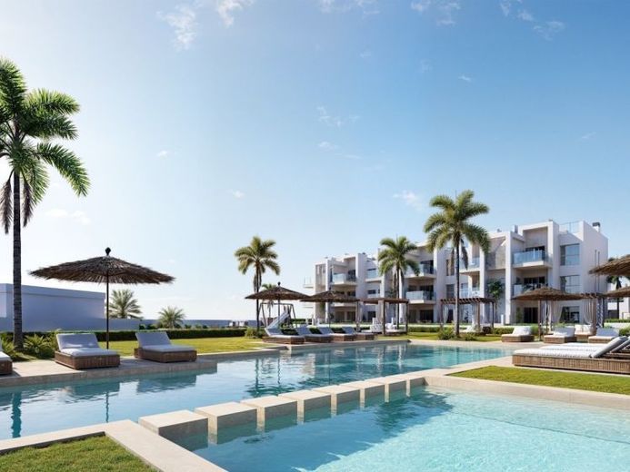 Wohnungen mit 3 Schlafzimmern, Tiefgaragenstellplatz und Gemeinschaftspool in einer wunderschönen Golfanlage und nur 500 m vom Strand – Foto 1