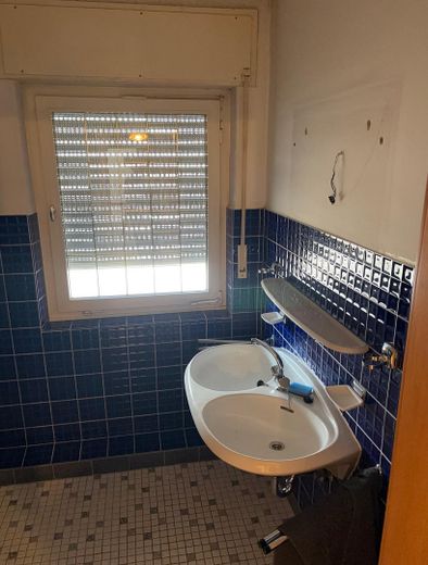 Bungalow mit großer Doppelgarage in ruhiger, zentraler Lage auf tollem Grundstück – Bad 
