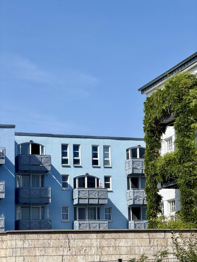 Bezugsfrei in Flingern: 1-Zimmer-Wohnung mit Balkon, Keller und Tiefgarage – Haus hinten