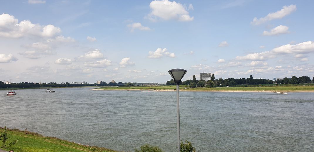 Neuss-Grimlinghausen Direkte Rheinlage möblierte Wohnung – Rheinsicht Wohnzimmer 2