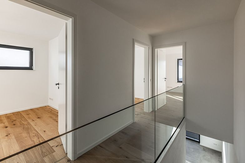 Stilvolle Neubau-DHH / Jetzt letzte Einheit sichern – Flur OG / Musterhaus