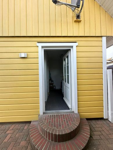 Ruhiges, sonniges & energieeffizientes Einfamilienhaus direkt „hinter’m Deich“ nahe Büsum – Nebeneingang Wirtschaftsraum