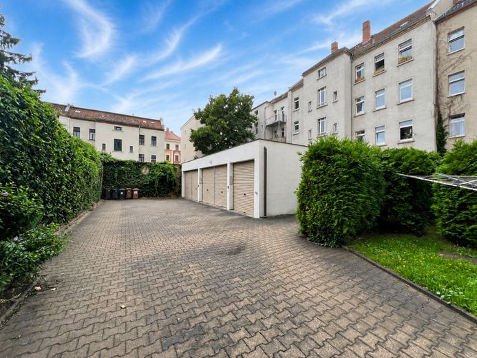 2-RAUM WOHNUNG MIT BALKON – Hofansicht