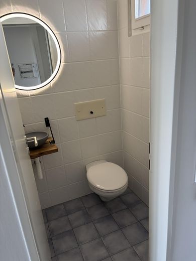 Newly renovated condominium in Geretsried > NO COMMISSION < – Gäste-WC
