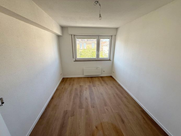 Frisch komplettsanierte 4-Zimmer-Wohnung mit Einbauküche & Balkon in Stuttgart-Bad Cannstatt – Zimmer