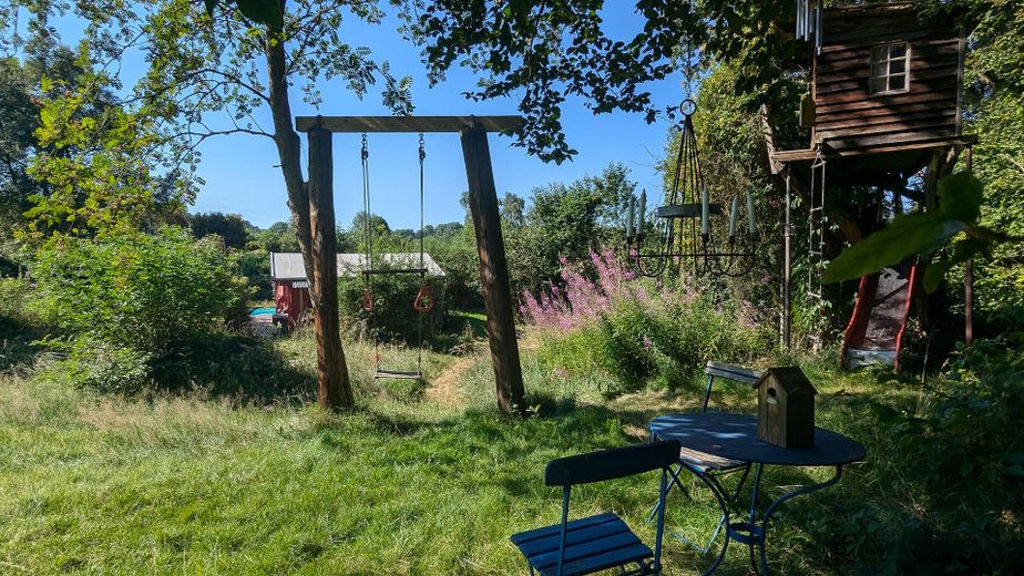 290 m² + 2.464 m² Naturidyll | Pool & Gartensauna | Aartalblick | Mehrgenerationen o. Vermietung – Schaukel