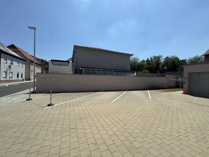 Moderne, vollmöblierte 1,5-Zimmer-Wohnung mit Stellplatz zu vermieten – ab sofort verfügbar – Hof mit Außenstellplatz