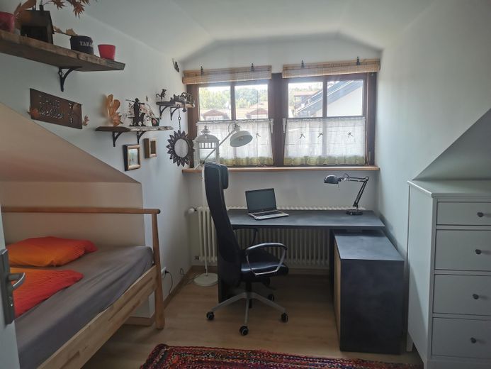 Zimmer in 2er WG - zentral - DG mit Seeblick (3 Zi Wohnung) – Schreibtisch mit viel Licht :)