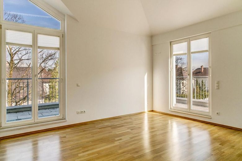 Lichtdurchflutete Penthouse-Wohnung mit Dachterrasse unweit der Münchener City – Schlafzimmer