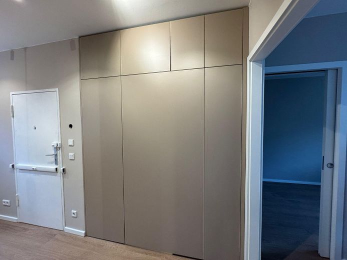 Neuwertig kernsanierte 2-Zimmer-Wohnung mit Balkon, Designer-Küche & Ankleide in Westend – Ankleidezimmer geschlossen