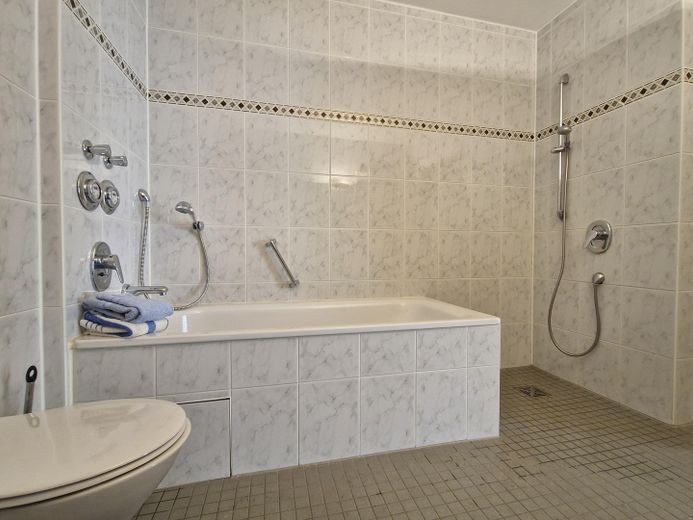 Gauting Seniorenresidenz, 3-Zi-Terrassenwohnung ohne Provision, ab 65 J. oder Kapitalanleger – Dusche