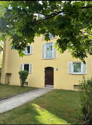 Apartamento abuhardillado renovado de 3 habitaciones (apto para piso compartido) – Außenansicht