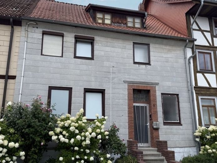 Denkmalgeschütztes Reihenmittelhaus mit Charme, 7 Zimmer und viel Gestaltungspotenzial im Zentrum – Foto 1