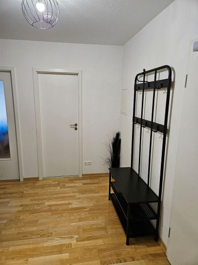 Schöne, ruhige und helle 3-Zimmerwohnung gegenüber Skyline Plaza – Flur mit Garderobe
