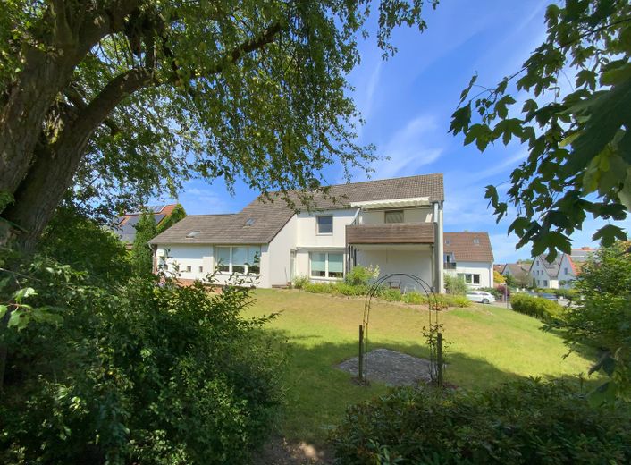 Zweifamilienhaus mit Einliegerwohnung und weitläufigem Garten - auch als Einfamilienhaus geeignet – Haus_Garten_Süd
