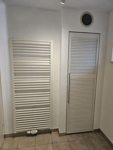 Bad-Einbauschrank-Heizkörper