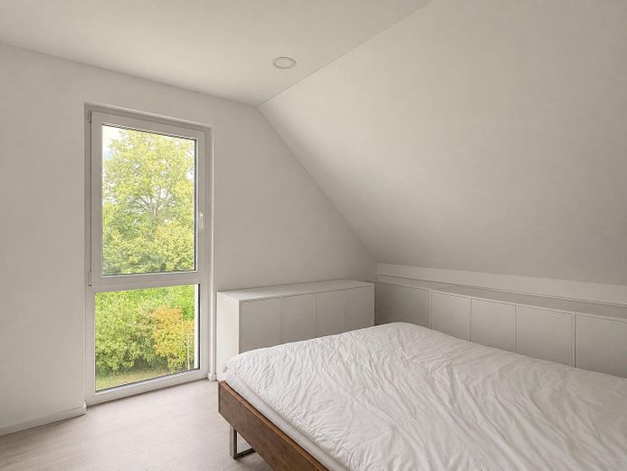 Moderne 4-Zimmer-Dachgeschosswohnung mit Loggia, TG-Stellplatz & Wallbox – Energieklasse A+ – Zimmer 1 (KiZi)