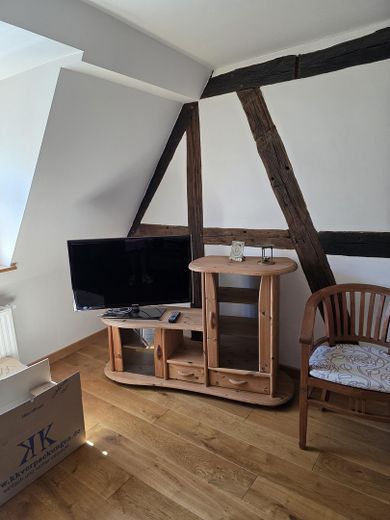 Traumhafte 3-Zimmer Dachgeschosswohnung im aufwendig sanierten Kulturdenkmal – Zimmer 1 mit Sichtfachwerk