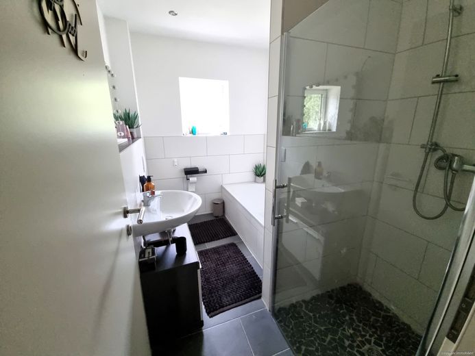 Prestigeträchtige Anlageimmobilie im Grünen und der Möglichkeit zur Pferdehaltung – Badezimmer Wohnung 1. OG