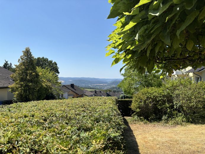 freistehendes Einfamilienhaus mit großen Grundstück und Ausbaupotential – Blick über das Ahrtal