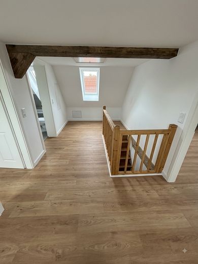 Wohnen wie im Eigenheim: 4,5-Raum-Maisonette im 2-FH, Garten, Erstbezug, Energiesparhaus – Flur Dachgeschoss (Ki-bearbeit
