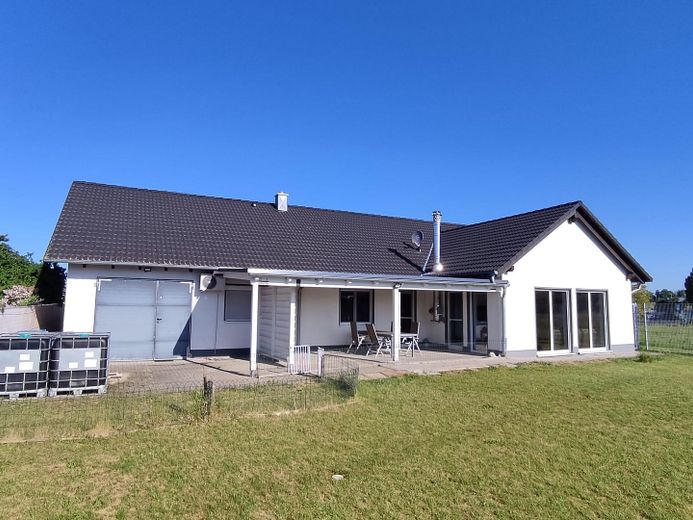 Haus Terrassenseite Bild 1