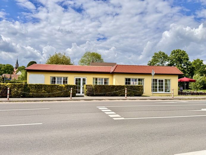HORN IMMOBILIEN + beliebtes Eiscafé und Restaurant sucht Käufer und Nachfolger in Krackow bei Penkun – Gebäude