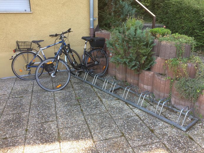 Dicht bij de stad, maar toch midden in het groen: lichte, rustige 3-kamerwoning – Fahrradstellplatz