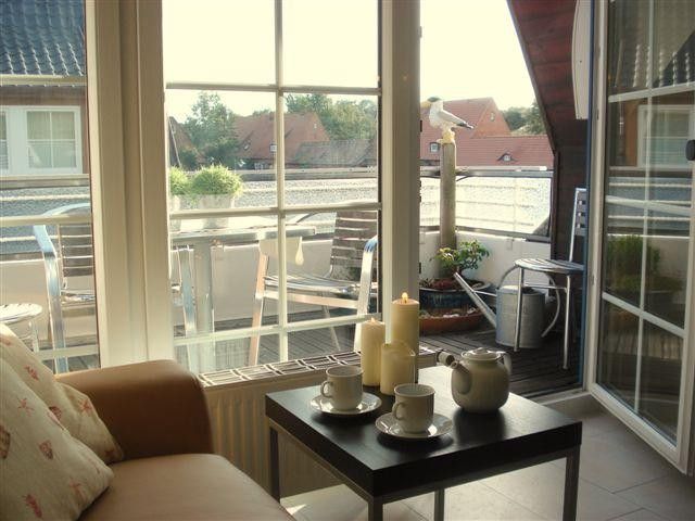 List/Sylt: charmante Eigentumswohnung Obergeschoss (1.Stock) + DG – Blick von Wohnzi. auf Loggia