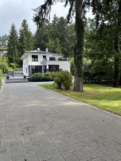 Haus sucht Familie-lichtdurchflutete Stadtvilla auf großem Grundstück – Willkommen zu Hause
