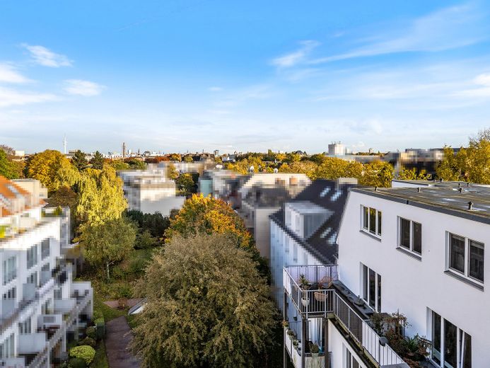 Appartement exclusif en duplex-terrasse avec deux terrasses sur le toit, dominant les toits de Hambourg – Aussicht