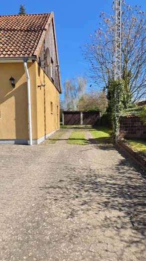 Uetze - Dollbergen - Handwerkertraum - Grosses Wohnhaus zum Sanieren – Hofauffahrt